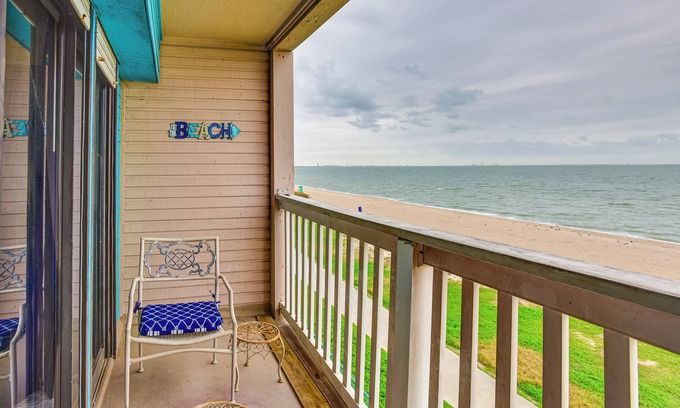 North Beach Condo | Waterfront Corpus Christi Escape w/Pool Access!