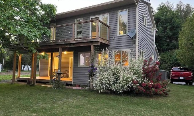 Carrying Place Cottage | Waterfront Cottage facing Lake Ontario with 3 bedrooms, two bathrooms