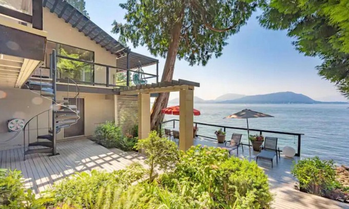 Vancouver Cottage | Waterfront Cottage with Superb Coastline Views in West Vancouver