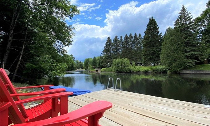 Baddow Cottage | Waterfront Cottage with a Touch of Luxury in Historic Fenelon Falls