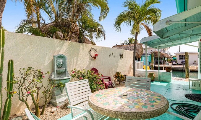 Little Venice House | Waterfront Cottage: 60-ft. dock, Fish Station, free WiFI, 3 TVs & washer/dryer