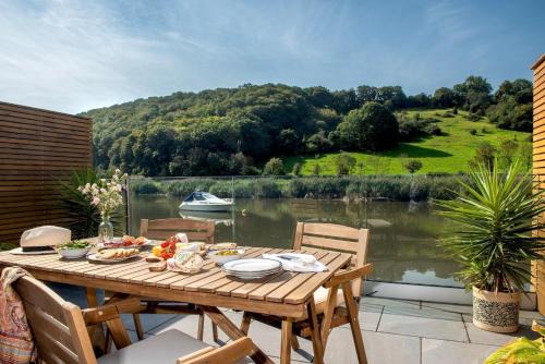 Calstock House | Waterfront Cottage - Apple Pie Luxury Escapes