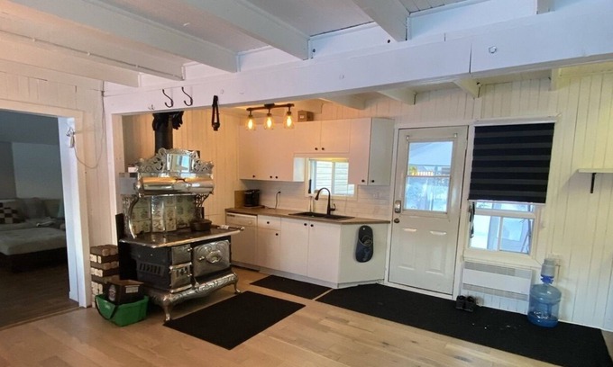 Chertsey Cabin | WATERFRONT COTTAGE
