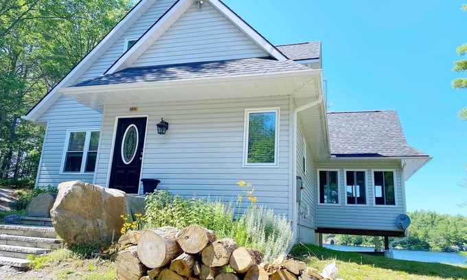 Bracebridge House | WATERFRONT COTTAGE in Muskoka