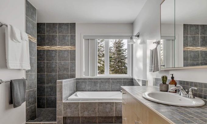 Lac Beauport Cottage | Waterfront cottage near hiking and biking trails