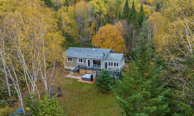 Saint Zenon Ski Chalet | Waterfront cottage and spa