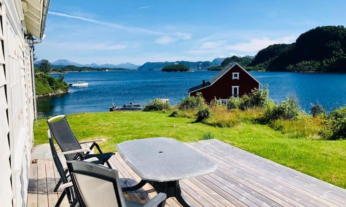 Alesund House | Waterfront Cottage (Fishing Opportunities!)
