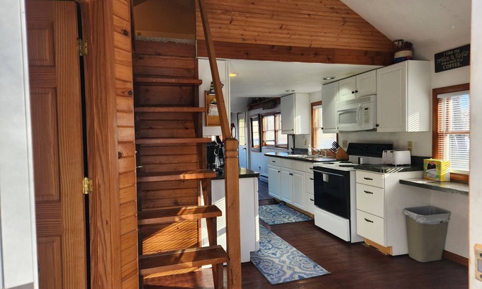 Colton House | Waterfront Cottage - Hot Tub - Free kayaks & Canoes - Sleeps 6 - Pets Welcome!