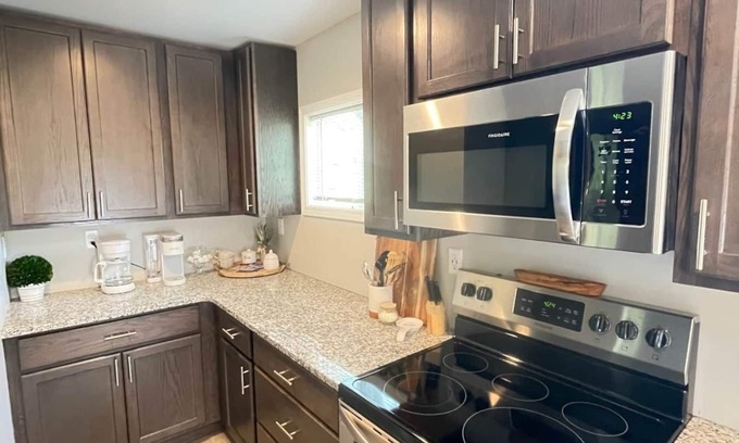 Wilson House | Waterfront cottage off Lake Ontario, fits 10, *PRIVATE DOCK*