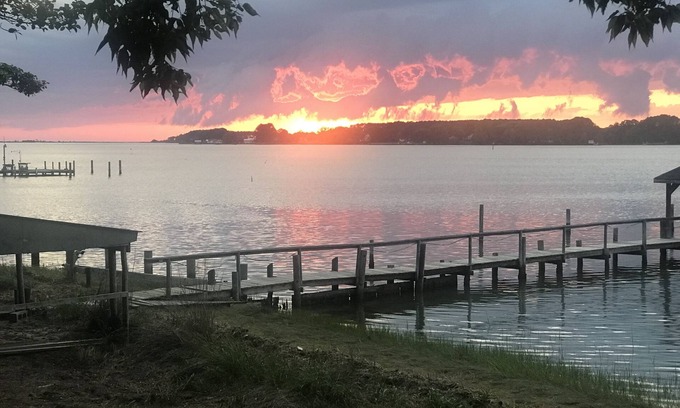 Davis Wharf Cottage | Waterfront cottage on Occohannock Creek w/beautiful Chesapeake Bay sunset views