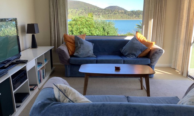 Parua Bay Cottage | Waterfront Cottage Parua Bay. Beaches, mountains.Walking distance to shops