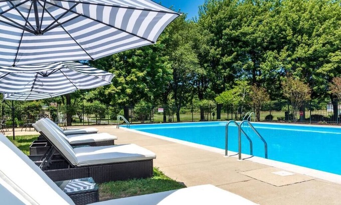 Royal Oak House | Waterfront Cottage Retreat on 18 Acre Farm, Pool