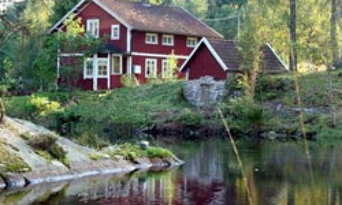 Skillingaryd Ski Chalet | Waterfront cottage with fishing opportunities