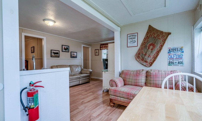 Cape Vincent House | Waterfront Cottage on Millens Bay