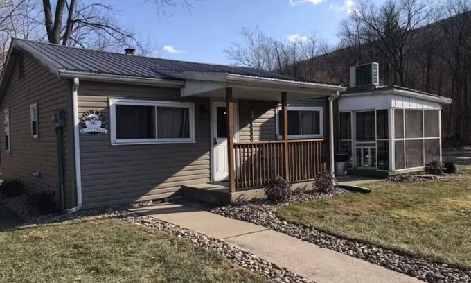 Swengel Cabin | Waterfront cottage on corner lot w/ hot tub, fire pit, & kayaks. Pet friendly.