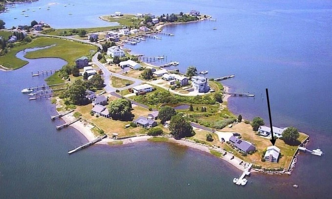 Narragansett Cottage | Waterfront Cottage on Salt Pond in the Heart of Narragansett