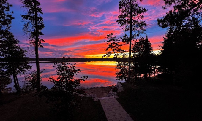 North Algona Wilberforce Cottage | Waterfront Cottage with Hot Tub and Sunset