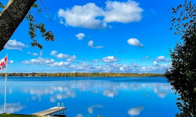 Kirkfield House | Waterfront Cottage with Stunning Sunsets & Hot Tub