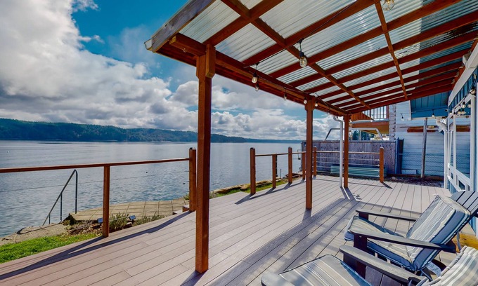 Hoodsport House | Waterfront cottage with furnished deck, full kitchen and amazing views