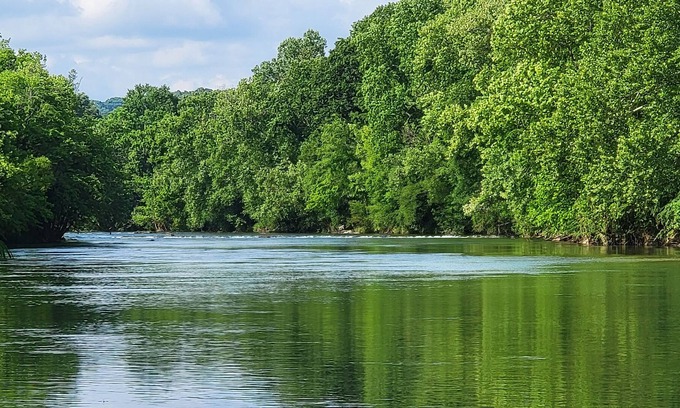 Greene County Cabin | Waterfront couples getaway