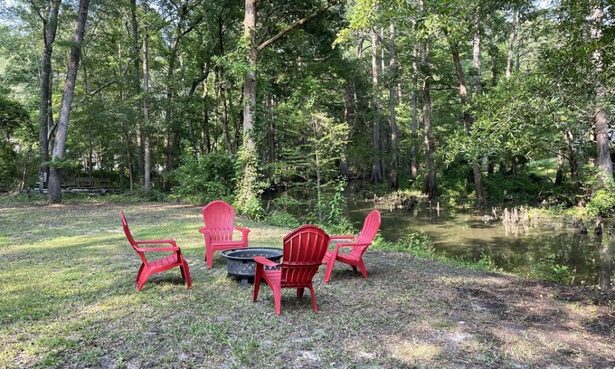 Karnack Cabin | WATERFRONT.Cozy Cabin on the water- in a quiet tributary of Caddo Lake!