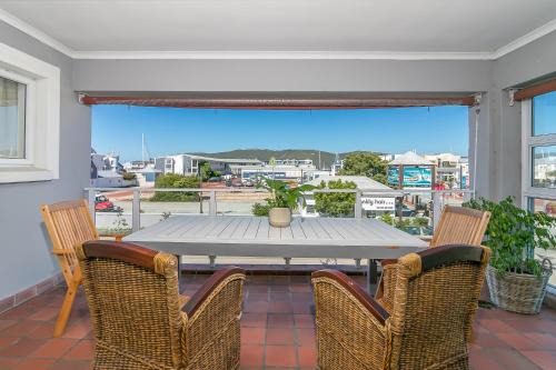 Knysna Central Apartment | Waterfront Delight