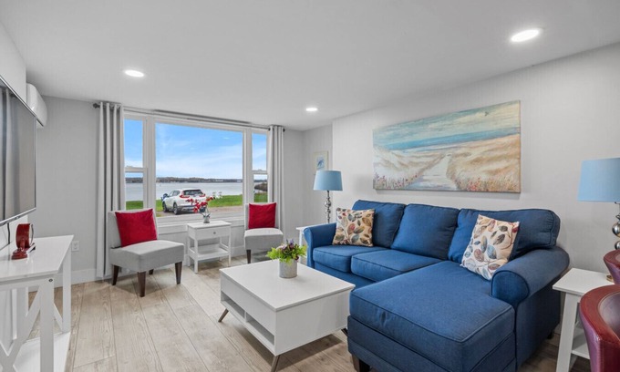 Queens Square Condo | Waterfront Deluxe 1 Bedroom Condo Downtown Ch'town