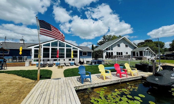Cassopolis House | Waterfront Diamond Lake - Sandy beach