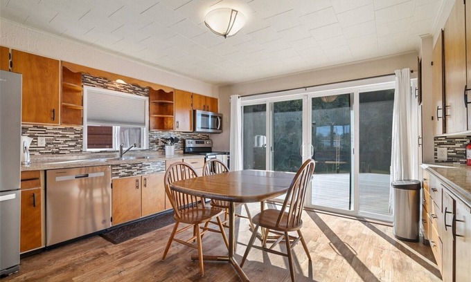 Aberdeen House | Waterfront, Dogs OK!, Fenced, Fishing, Kayaks, Hot tub, W/D, Smores, Crab Pots