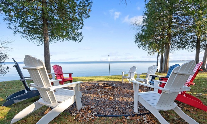 Little Sturgeon House | Waterfront Door County Retreat w/Fire Pit