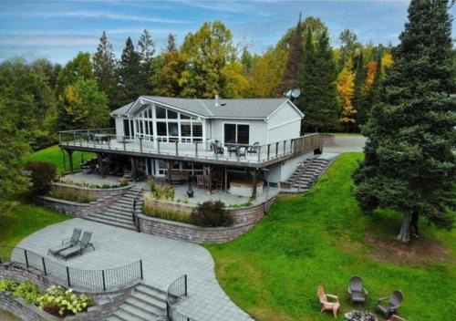 McKellar Villa | Waterfront, dream stay at Belle Vue Cottage