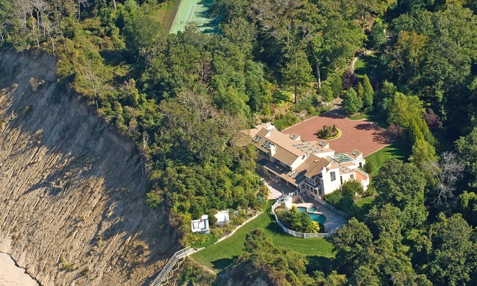 St. James House | WATERFRONT ESTATE. 60 Minutes from NYC and HAMPTONS
