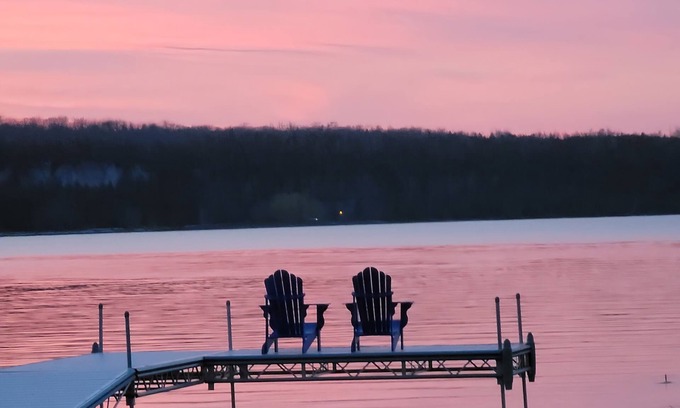 Wiarton Villa | WATERFRONT executive home hot tub, firepit, kayaks, canoe,