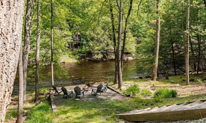East Stroudsburg House | Waterfront family cabin, near falls, golf, ski resorts, hiking, fishing & more!