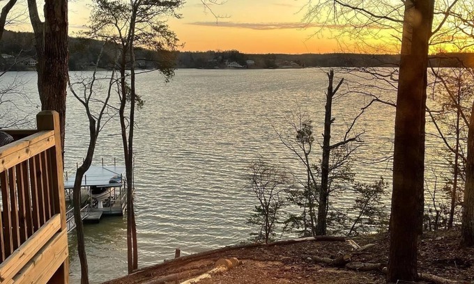 Bremen Cottage | Waterfront Family Cottage on Smith Lake