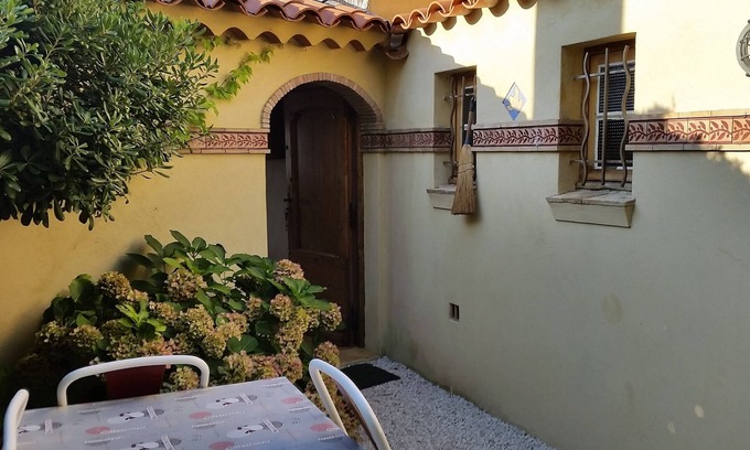 Ramatuelle House | Waterfront fisherman's cottage on the beach of Bonne Terrasse