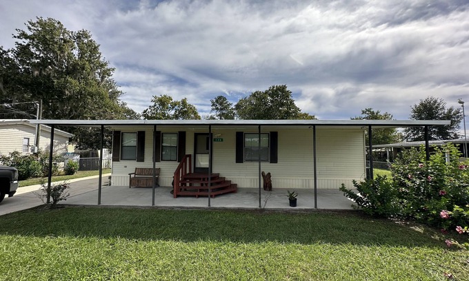 Satsuma Cabin | Waterfront Fishing Retreat. Near Dunns Creek, Crescent Lake, St John's River