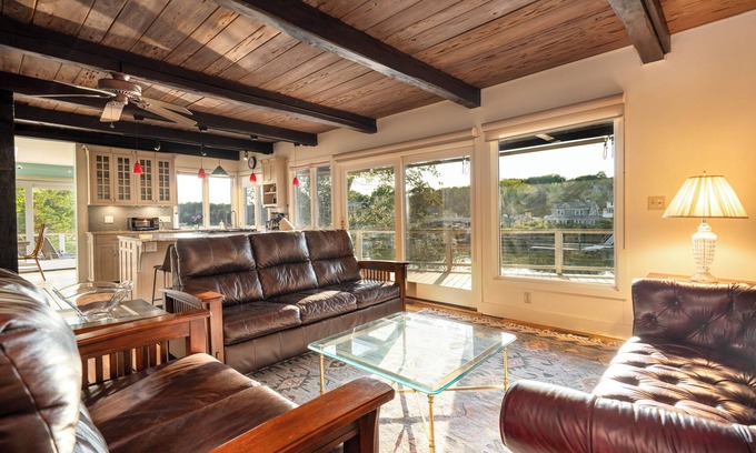 Momauguin House | Waterfront GEM: 3BR House w/AC & WiFi in Branford, minutes from Yale