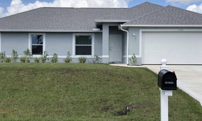 Diplomat House | Waterfront getaway for couples, adult families very peaceful quiet area on canal