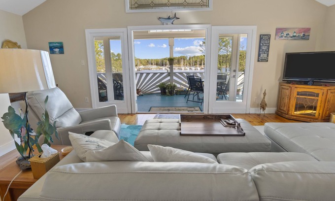 Oriental Apartment | Waterfront Getaway in sailing village of Oriental