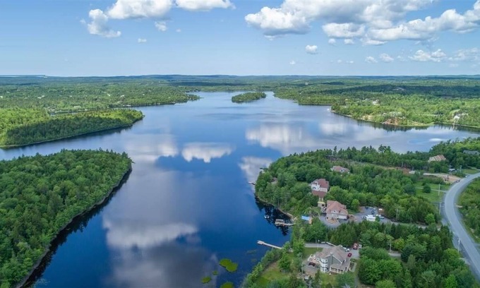 Lucasville House | Waterfront Guest Suite in Executive House on McCabe Lake