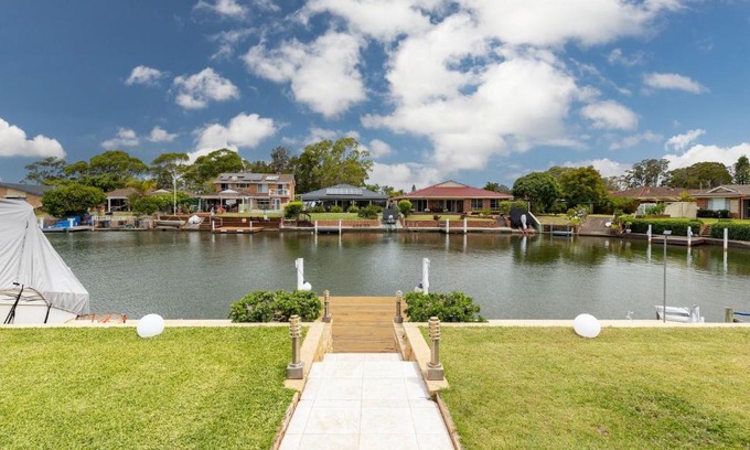 Forster House | Waterfront Haven with your own private jetty