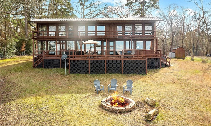 Zavalla House | Waterfront Hide-A-Way Lodge on Big Sam!