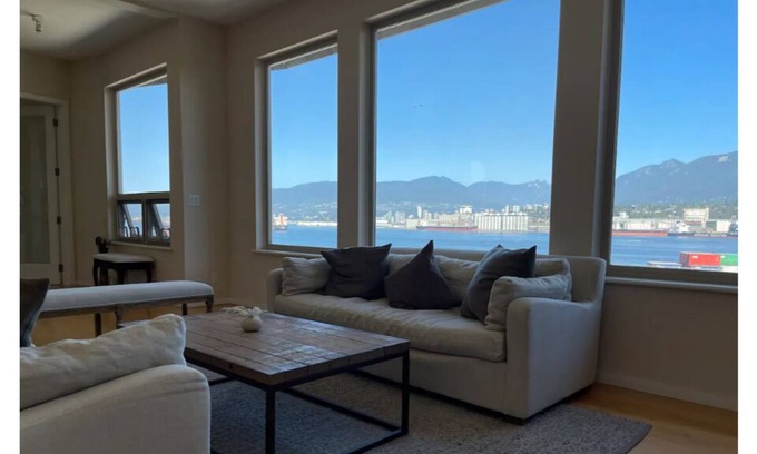 Hastings House | Waterfront home close to downtown