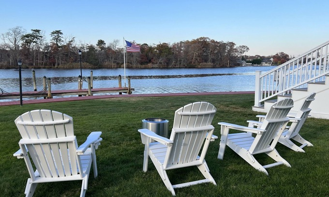 Great River House | Waterfront home, deck, bbq, fire pit, boats, hot tub, and more!