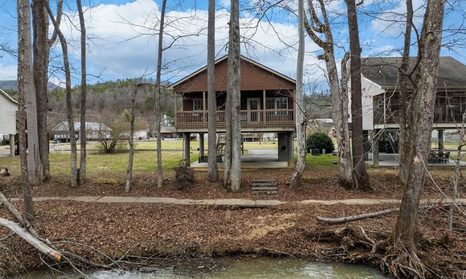 Gatlinburg - Pigeon Forge House | Waterfront Home for 6 w/Hot Tub, Close To Town!