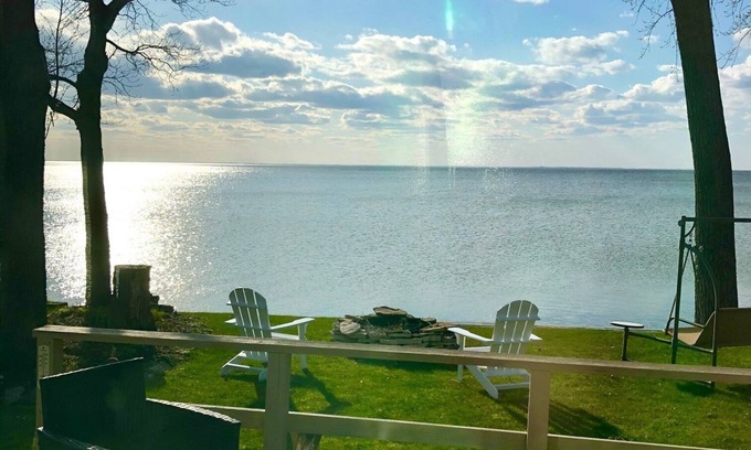Luxemburg House | WATERFRONT HOME. Gorgeous Sunsets. Sleeps 5! 25 minutes to Lambeau. 5 star!