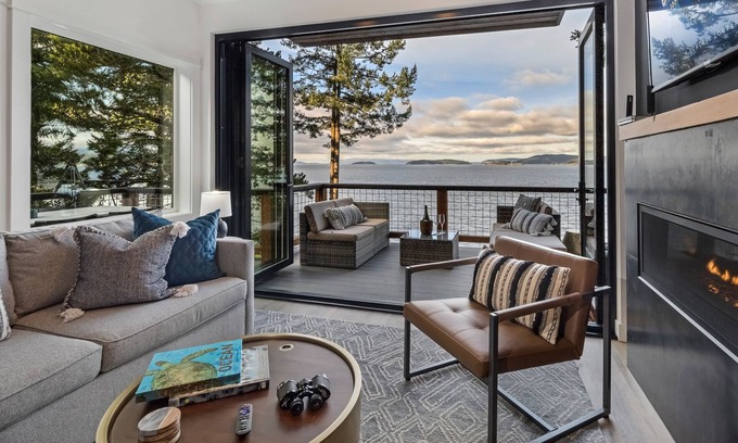 Friday Harbor House | Waterfront Home! Hot Tub! (HOS)