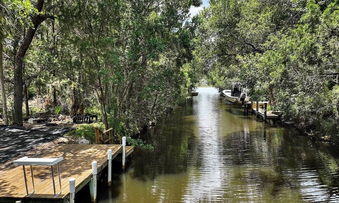 Homosassa House | Waterfront home in Old Homossassa w/hot tub and kayaks 🎣