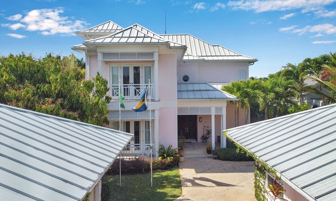 Nassau House | Waterfront Home in Old Fort Bay